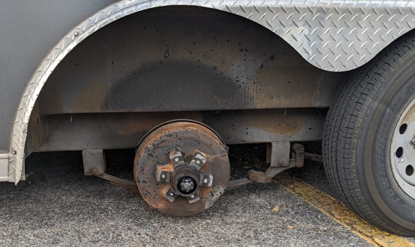 A close-up of the trailer, showing one wheel and the space where the second wheel used to be.